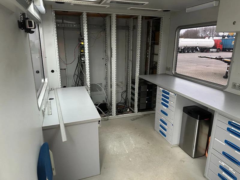 Lastbil Scania P230 TOP: multifunct. ruimte met airco (camper?), 22kVA generator, hydr. steunpoten, beloopbaar dak, keuken, APK 10-2026: billede 11 Lastbil Scania P230 TOP: multifunct. ruimte met airco (camper?), 22kVA generator, hydr. steunpoten, beloopbaar dak, keuken, APK 10-2026: billede 11