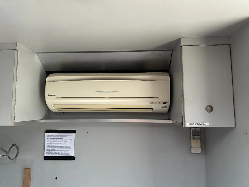 Lastbil Scania P230 TOP: multifunct. ruimte met airco (camper?), 22kVA generator, hydr. steunpoten, beloopbaar dak, keuken, APK 10-2026: billede 8 Lastbil Scania P230 TOP: multifunct. ruimte met airco (camper?), 22kVA generator, hydr. steunpoten, beloopbaar dak, keuken, APK 10-2026: billede 8