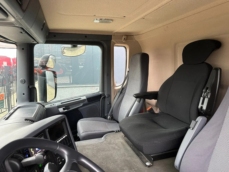 Lastbil Scania P230 TOP: multifunct. ruimte met airco (camper?), 22kVA generator, hydr. steunpoten, beloopbaar dak, keuken, APK 10-2026: billede 19 Lastbil Scania P230 TOP: multifunct. ruimte met airco (camper?), 22kVA generator, hydr. steunpoten, beloopbaar dak, keuken, APK 10-2026: billede 19