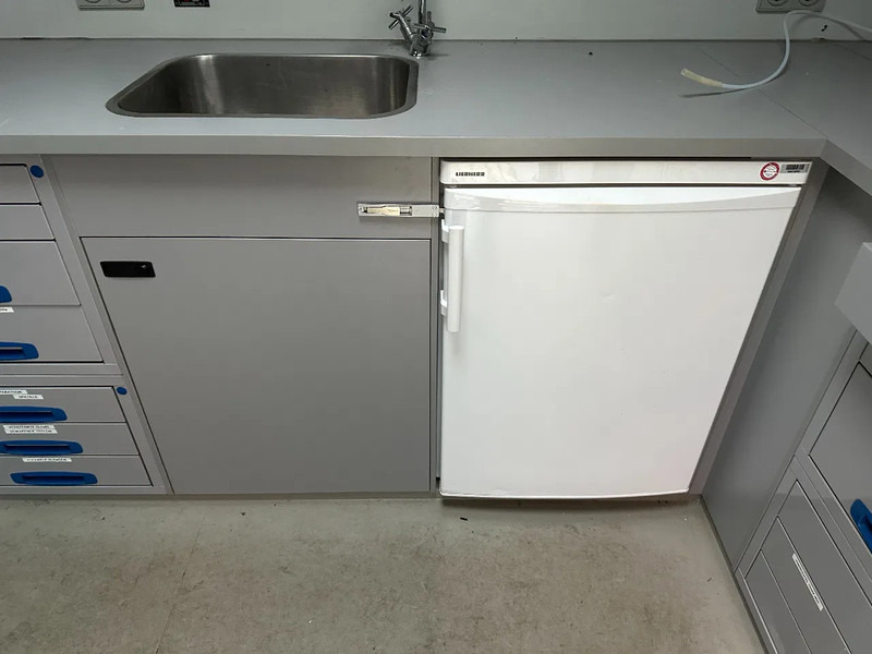 Lastbil Scania P230 TOP: multifunct. ruimte met airco (camper?), 22kVA generator, hydr. steunpoten, beloopbaar dak, keuken, APK 10-2026: billede 9 Lastbil Scania P230 TOP: multifunct. ruimte met airco (camper?), 22kVA generator, hydr. steunpoten, beloopbaar dak, keuken, APK 10-2026: billede 9