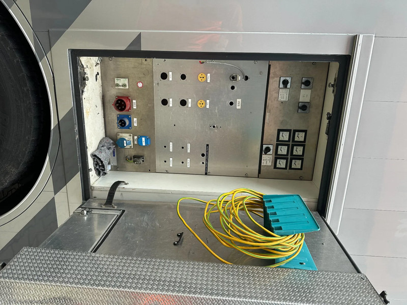 Lastbil Scania P230 TOP: multifunct. ruimte met airco (camper?), 22kVA generator, hydr. steunpoten, beloopbaar dak, keuken, APK 10-2026: billede 13 Lastbil Scania P230 TOP: multifunct. ruimte met airco (camper?), 22kVA generator, hydr. steunpoten, beloopbaar dak, keuken, APK 10-2026: billede 13