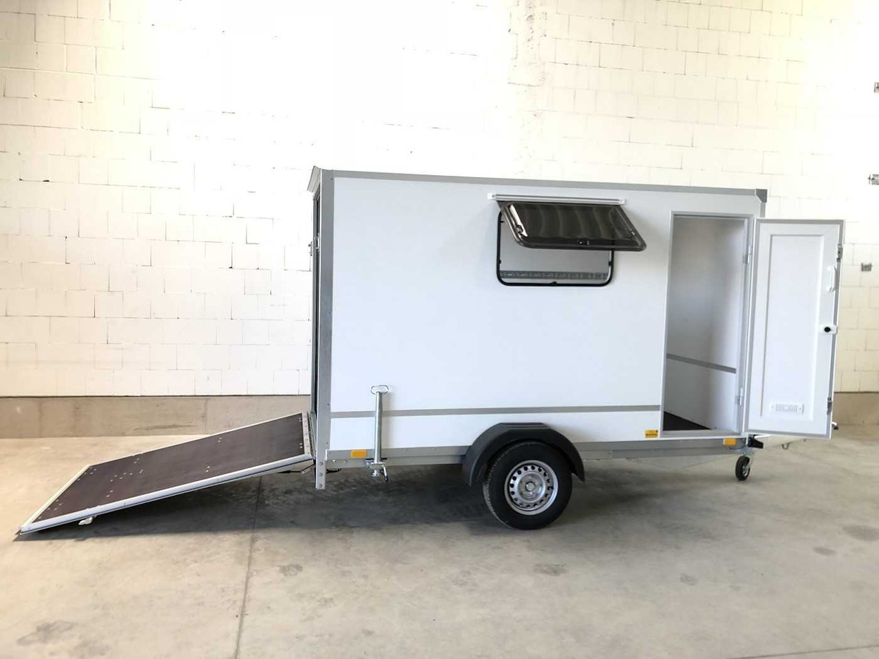 BLYSS F1336HD Rampe Tür Fenster Kofferanhänger - Varevogn påhængsvogn: billede 1 BLYSS F1336HD Rampe Tür Fenster Kofferanhänger - Varevogn påhængsvogn: billede 1