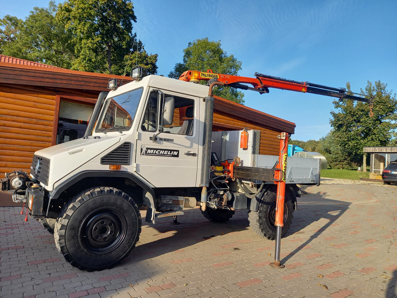 UNIMOG U100L - Lastbil med kran: billede 1 UNIMOG U100L - Lastbil med kran: billede 1