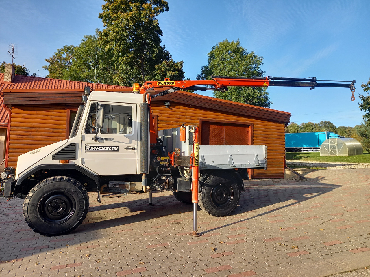UNIMOG U100L - Lastbil med kran: billede 2 UNIMOG U100L - Lastbil med kran: billede 2