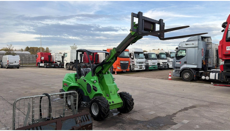 Avant 745 TDL (BELGIAN MACHINE / TOP CONDITION / 4X4 OPTIDRIVE / INCL ATTACHMENTS) - Skridstyret minilæsser på bånd: billede 2 Avant 745 TDL (BELGIAN MACHINE / TOP CONDITION / 4X4 OPTIDRIVE / INCL ATTACHMENTS) - Skridstyret minilæsser på bånd: billede 2
