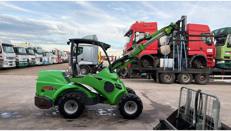 Avant 745 TDL (BELGIAN MACHINE / TOP CONDITION / 4X4 OPTIDRIVE / INCL ATTACHMENTS) - Skridstyret minilæsser på bånd: billede 4 Avant 745 TDL (BELGIAN MACHINE / TOP CONDITION / 4X4 OPTIDRIVE / INCL ATTACHMENTS) - Skridstyret minilæsser på bånd: billede 4
