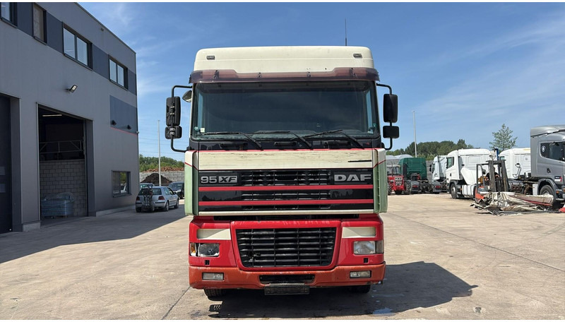 DAF XF 95.430 (EURO 3 / BOITE MANUELLE / MANUAL GEARBOX) - Trækker: billede 2 DAF XF 95.430 (EURO 3 / BOITE MANUELLE / MANUAL GEARBOX) - Trækker: billede 2