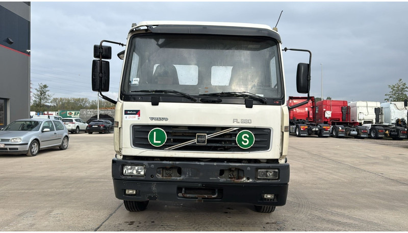 Volvo FL 220 (FULL STEEL SUSP. / 10 BOLTS / 18 TONS / VERY CLEAN CHASSIS !!! / CHASSIS 5.50M LENGHT) - Lastbil chassis: billede 2 Volvo FL 220 (FULL STEEL SUSP. / 10 BOLTS / 18 TONS / VERY CLEAN CHASSIS !!! / CHASSIS 5.50M LENGHT) - Lastbil chassis: billede 2