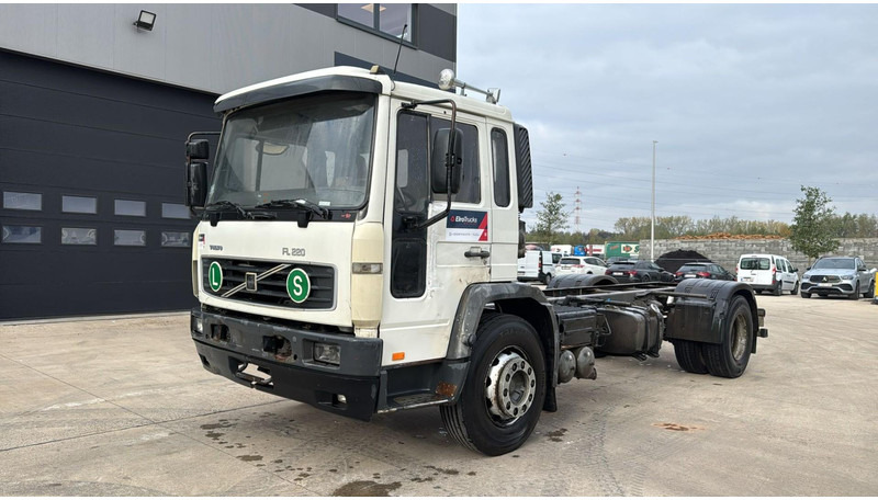 Volvo FL 220 (FULL STEEL SUSP. / 10 BOLTS / 18 TONS / VERY CLEAN CHASSIS !!! / CHASSIS 5.50M LENGHT) - Lastbil chassis: billede 1 Volvo FL 220 (FULL STEEL SUSP. / 10 BOLTS / 18 TONS / VERY CLEAN CHASSIS !!! / CHASSIS 5.50M LENGHT) - Lastbil chassis: billede 1