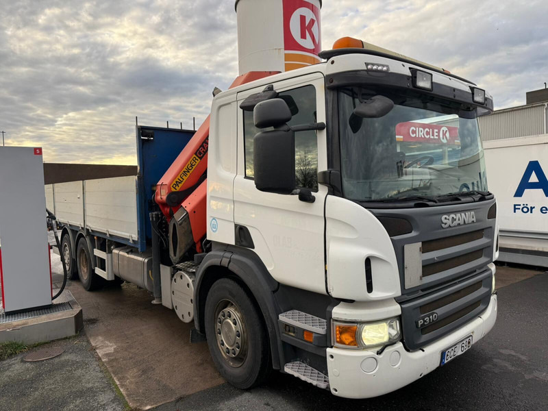 Scania P310 - Lastbil med lad, Lastbil med kran: billede 2 Scania P310 - Lastbil med lad, Lastbil med kran: billede 2