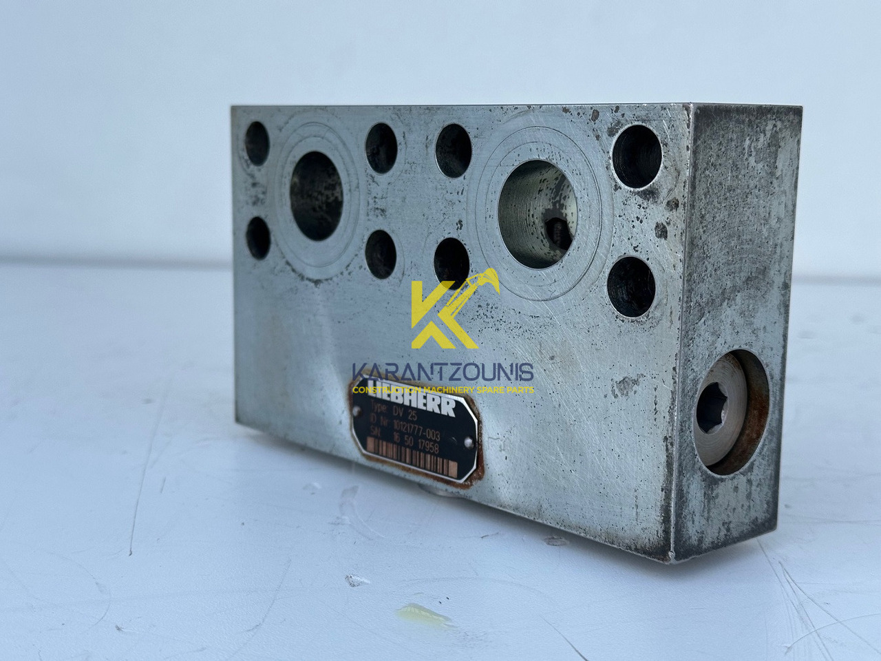 Liebherr Dämpfungsventil ID-Nr.10121777. P924 COMP, P926, R926, R916, R922, R924 COMP, R924, R926 COMP, R926, R930, R936, R946, R950 T, R960 T. #10121777.43199# - Svingmotor for Entreprenørmaskin: billede 1 Liebherr Dämpfungsventil ID-Nr.10121777. P924 COMP, P926, R926, R916, R922, R924 COMP, R924, R926 COMP, R926, R930, R936, R946, R950 T, R960 T. #10121777.43199# - Svingmotor for Entreprenørmaskin: billede 1