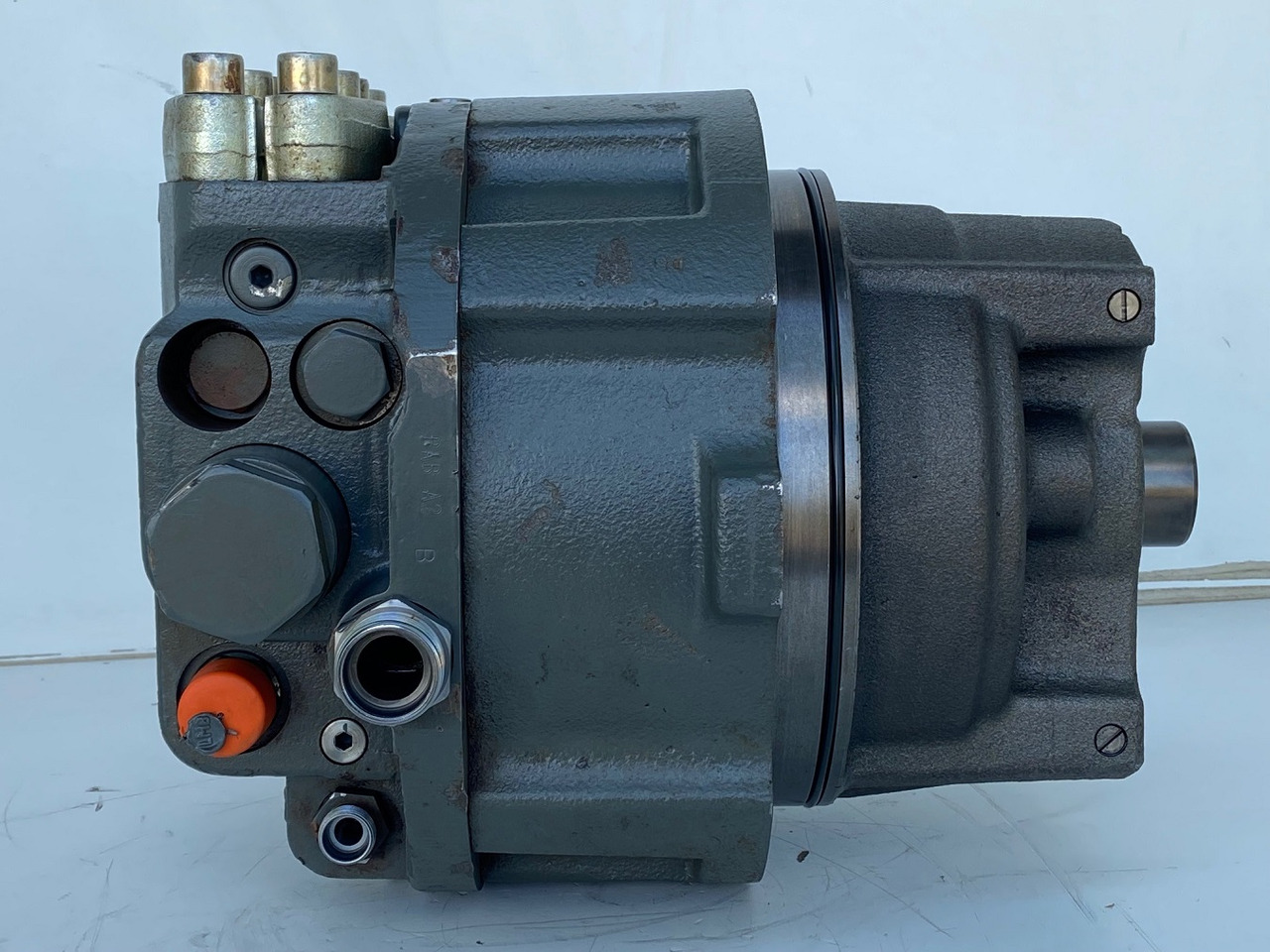 Liebherr Hydraulikeinbaumotor CMVE O 108. ID-Nr.10118562 - ID-Nr.10132610 - ID-Nr.10129048. LOS1916, LOS916, LOS926, R906, R916, R918, R920, R922, R924, R926COMP, R926, R936. #27979# - Hydraulisk motor for Bæltegravemaskine: billede 2 Liebherr Hydraulikeinbaumotor CMVE O 108. ID-Nr.10118562 - ID-Nr.10132610 - ID-Nr.10129048. LOS1916, LOS916, LOS926, R906, R916, R918, R920, R922, R924, R926COMP, R926, R936. #27979# - Hydraulisk motor for Bæltegravemaskine: billede 2