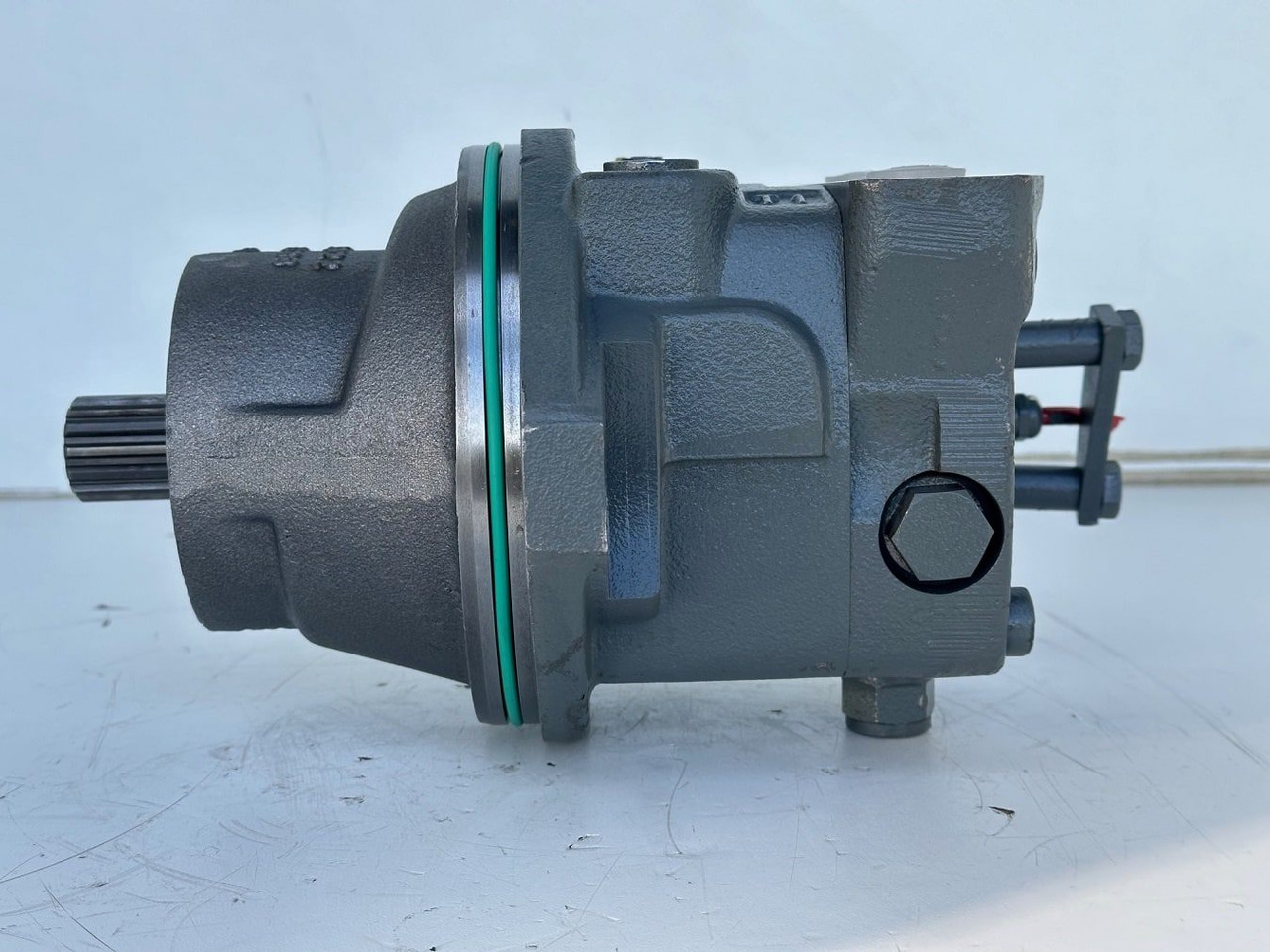 Liebherr Hydraulikeinbaumotor FMF045, ID-Nr.10132702. A924,LH30C,LH30M,LH35M,LH35MT,LH40C,LH40CP,LH40M,LH40MP,LH50CHR,LH50M,LH50MHR,LH50MT. #23.12.01074# - Hydraulisk motor for Hjulgravemaskine: billede 1 Liebherr Hydraulikeinbaumotor FMF045, ID-Nr.10132702. A924,LH30C,LH30M,LH35M,LH35MT,LH40C,LH40CP,LH40M,LH40MP,LH50CHR,LH50M,LH50MHR,LH50MT. #23.12.01074# - Hydraulisk motor for Hjulgravemaskine: billede 1