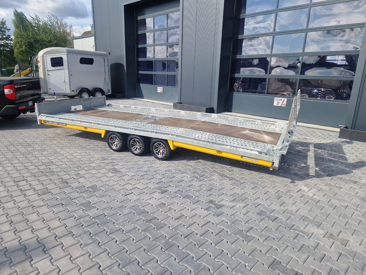 BJT T Transporter 231 550x224cm yellow ankippbar Heckrampe Tridem Alufelgen 10" 3500kg - Biltransportør påhængsvogn: billede 2 BJT T Transporter 231 550x224cm yellow ankippbar Heckrampe Tridem Alufelgen 10" 3500kg - Biltransportør påhængsvogn: billede 2
