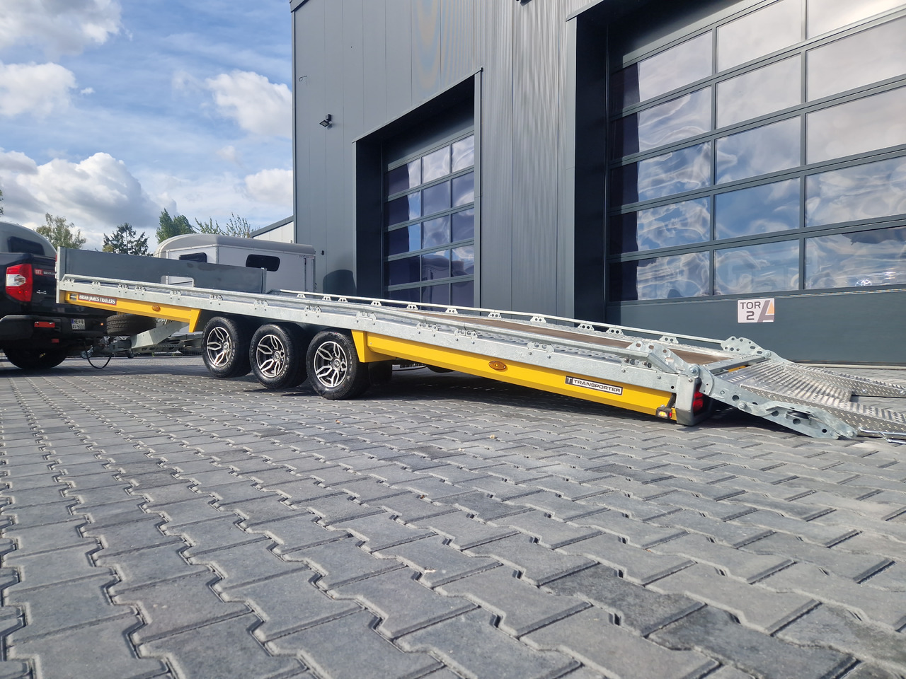 BJT T Transporter 231 550x224cm yellow ankippbar Heckrampe Tridem Alufelgen 10" 3500kg - Biltransportør påhængsvogn: billede 1 BJT T Transporter 231 550x224cm yellow ankippbar Heckrampe Tridem Alufelgen 10" 3500kg - Biltransportør påhængsvogn: billede 1