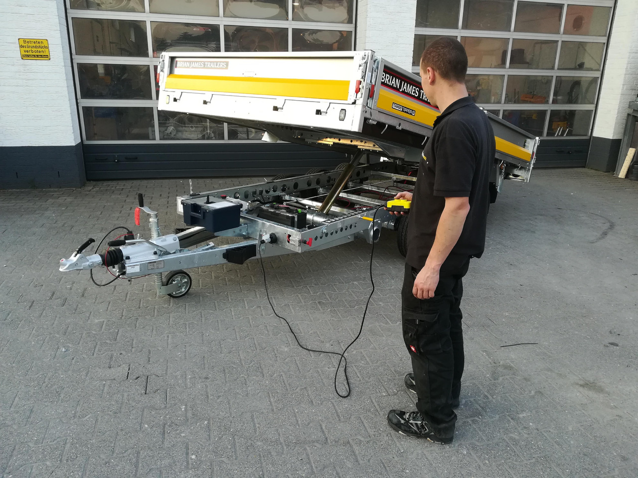 Brian James Trailer CarGO Tipper 2 elektrisch 360x195x30cm Stahlbordwände Pendel 12" Tridem 3,5t on - Tipvogn påhængsvogn: billede 5 Brian James Trailer CarGO Tipper 2 elektrisch 360x195x30cm Stahlbordwände Pendel 12" Tridem 3,5t on - Tipvogn påhængsvogn: billede 5