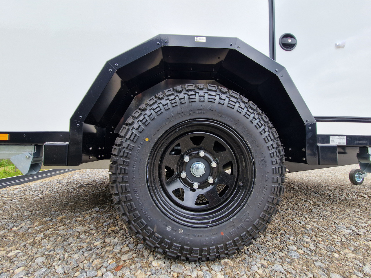 Campingvogn Cargo Base Camp offroad M 290x148x128cm Solar Akku 12 Volt Reeling 1350kg 100km/H: billede 9 Campingvogn Cargo Base Camp offroad M 290x148x128cm Solar Akku 12 Volt Reeling 1350kg 100km/H: billede 9