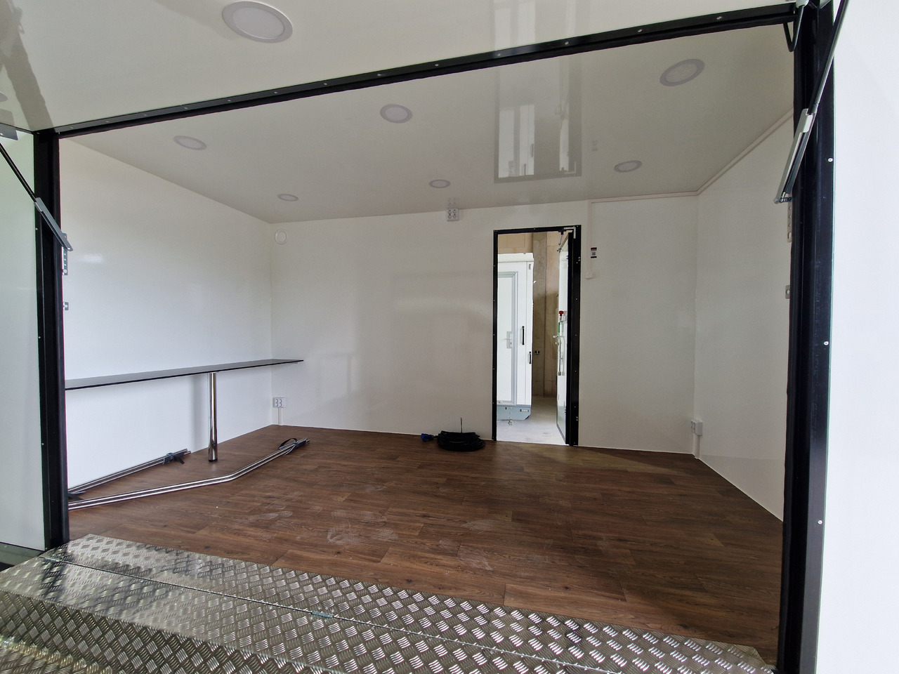 Event Trailer Bühne Schowroom 410x220x220cm Treppe Tür LED Beleuchtung 2000kg - Salgsvogn: billede 2 Event Trailer Bühne Schowroom 410x220x220cm Treppe Tür LED Beleuchtung 2000kg - Salgsvogn: billede 2