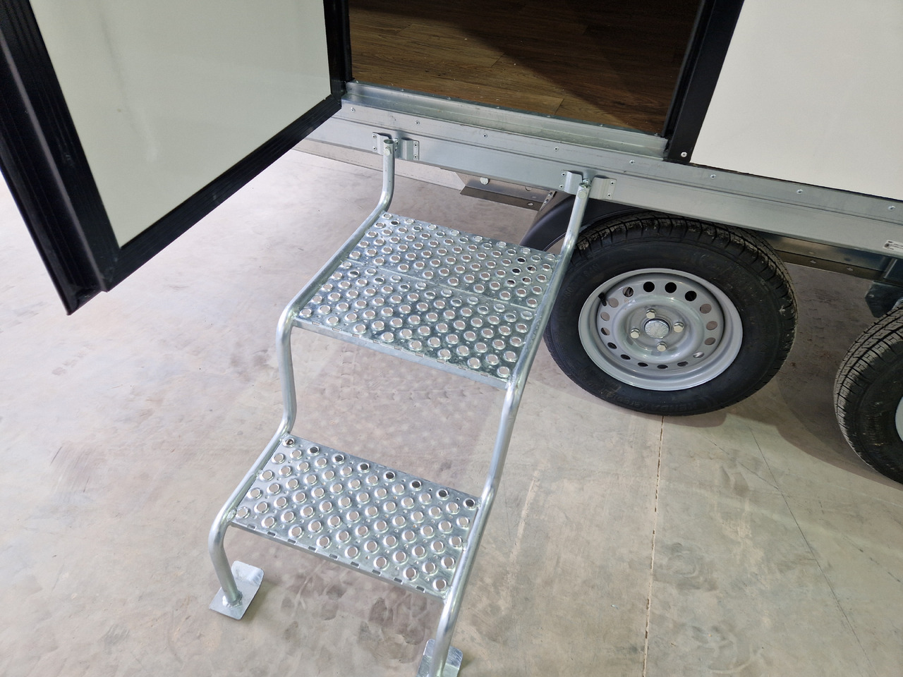 Event Trailer Bühne Schowroom 410x220x220cm Treppe Tür LED Beleuchtung 2000kg - Salgsvogn: billede 4 Event Trailer Bühne Schowroom 410x220x220cm Treppe Tür LED Beleuchtung 2000kg - Salgsvogn: billede 4