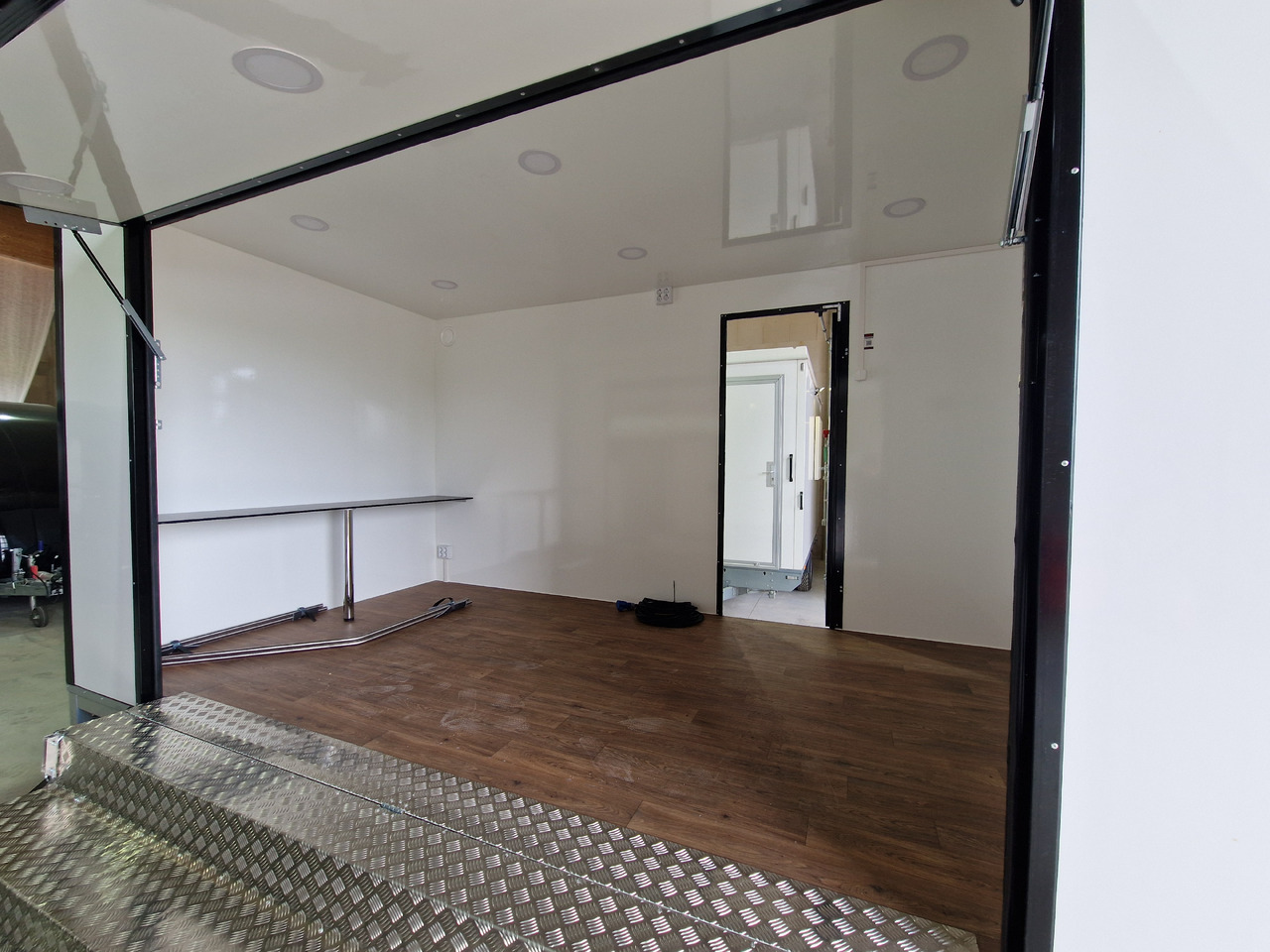 Event Trailer Bühne Schowroom 410x220x220cm Treppe Tür LED Beleuchtung 2000kg - Salgsvogn: billede 3 Event Trailer Bühne Schowroom 410x220x220cm Treppe Tür LED Beleuchtung 2000kg - Salgsvogn: billede 3