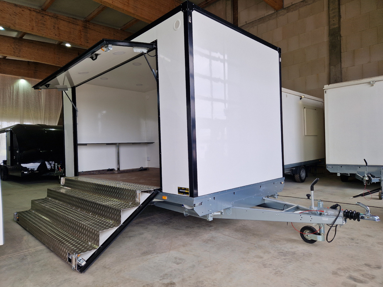 Event Trailer Bühne Schowroom 410x220x220cm Treppe Tür LED Beleuchtung 2000kg - Salgsvogn: billede 1 Event Trailer Bühne Schowroom 410x220x220cm Treppe Tür LED Beleuchtung 2000kg - Salgsvogn: billede 1