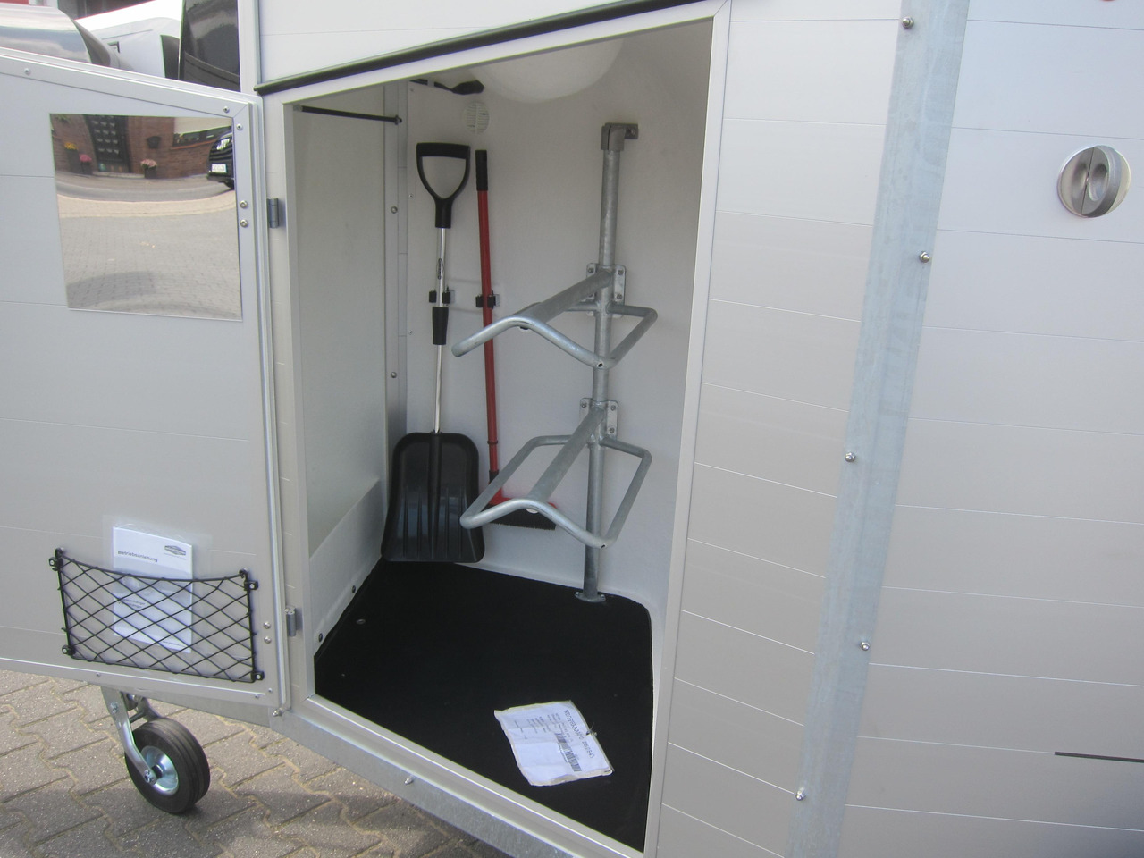 Pferdeanhänger Böckmann Champion R 165 Western Sattelkammer blackline 2400kg CFF 100 km/H Modell 22 - Hestetrailer: billede 3 Pferdeanhänger Böckmann Champion R 165 Western Sattelkammer blackline 2400kg CFF 100 km/H Modell 22 - Hestetrailer: billede 3