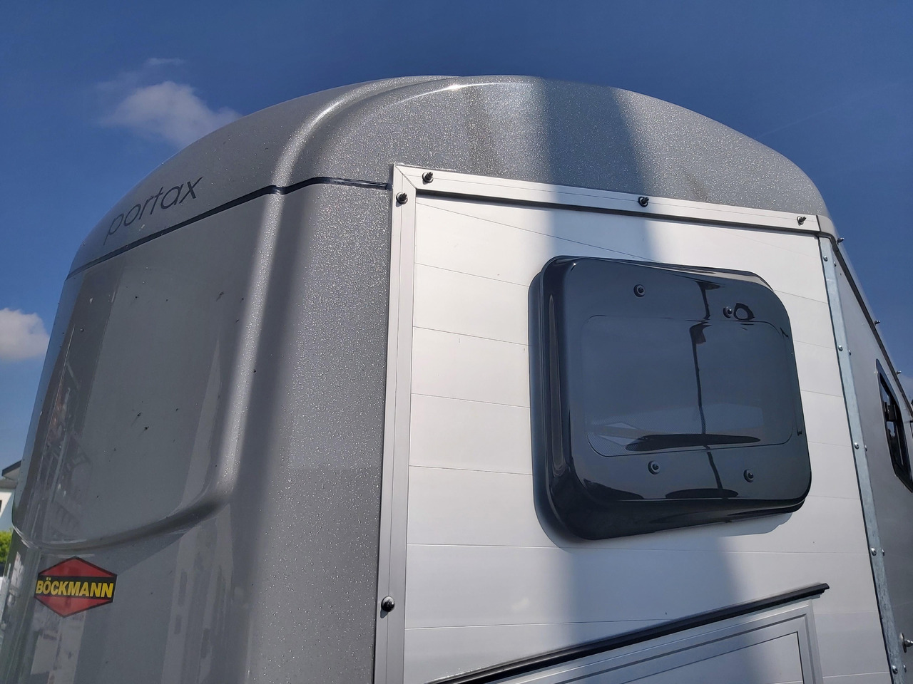 Pferdeanhänger Böckmann Portax Esprit silver&black silver SKASattelkammer Trittschutz 100km/H 2400kg - Hestetrailer: billede 2 Pferdeanhänger Böckmann Portax Esprit silver&black silver SKASattelkammer Trittschutz 100km/H 2400kg - Hestetrailer: billede 2
