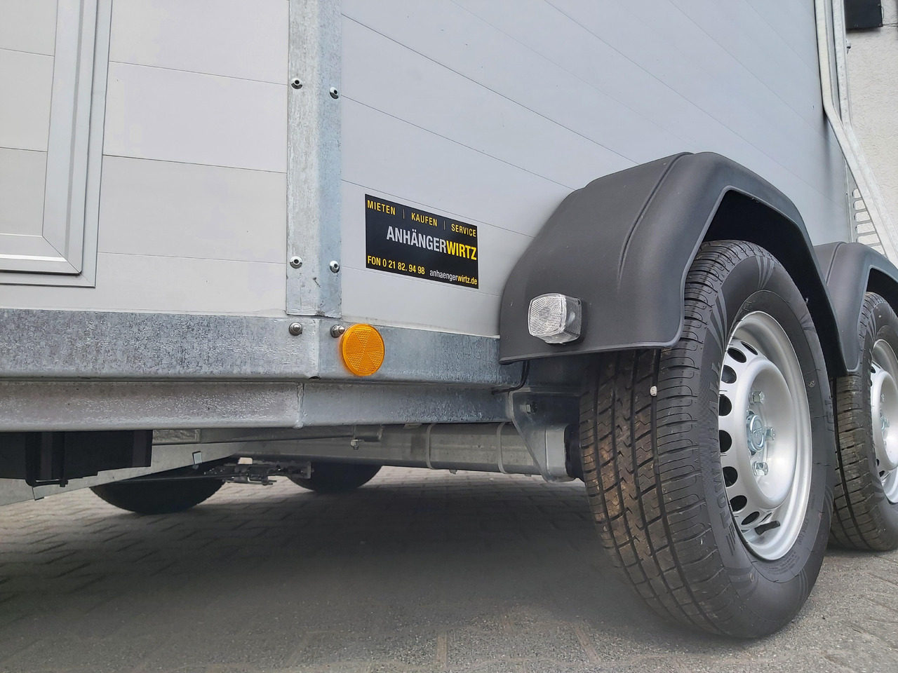 Pferdeanhänger Böckmann Portax Esprit silver&black silver SKASattelkammer Trittschutz 100km/H 2400kg - Hestetrailer: billede 5 Pferdeanhänger Böckmann Portax Esprit silver&black silver SKASattelkammer Trittschutz 100km/H 2400kg - Hestetrailer: billede 5