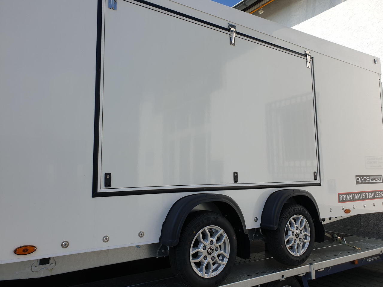 Race Sport Transporter 500x200x175cm Alufelgen silver 4x12" 3000kg Abverkauf - Varevogn påhængsvogn: billede 4 Race Sport Transporter 500x200x175cm Alufelgen silver 4x12" 3000kg Abverkauf - Varevogn påhængsvogn: billede 4