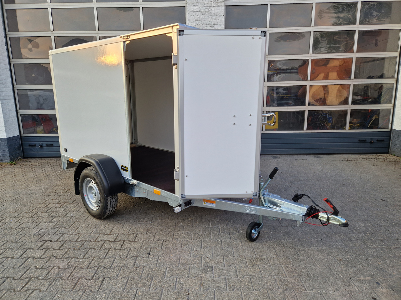 Saris Koffer GO 256 134 1350 1 GFK grau Seitentür (S) 1300kg Modell 2024 - Varevogn påhængsvogn: billede 3 Saris Koffer GO 256 134 1350 1 GFK grau Seitentür (S) 1300kg Modell 2024 - Varevogn påhængsvogn: billede 3