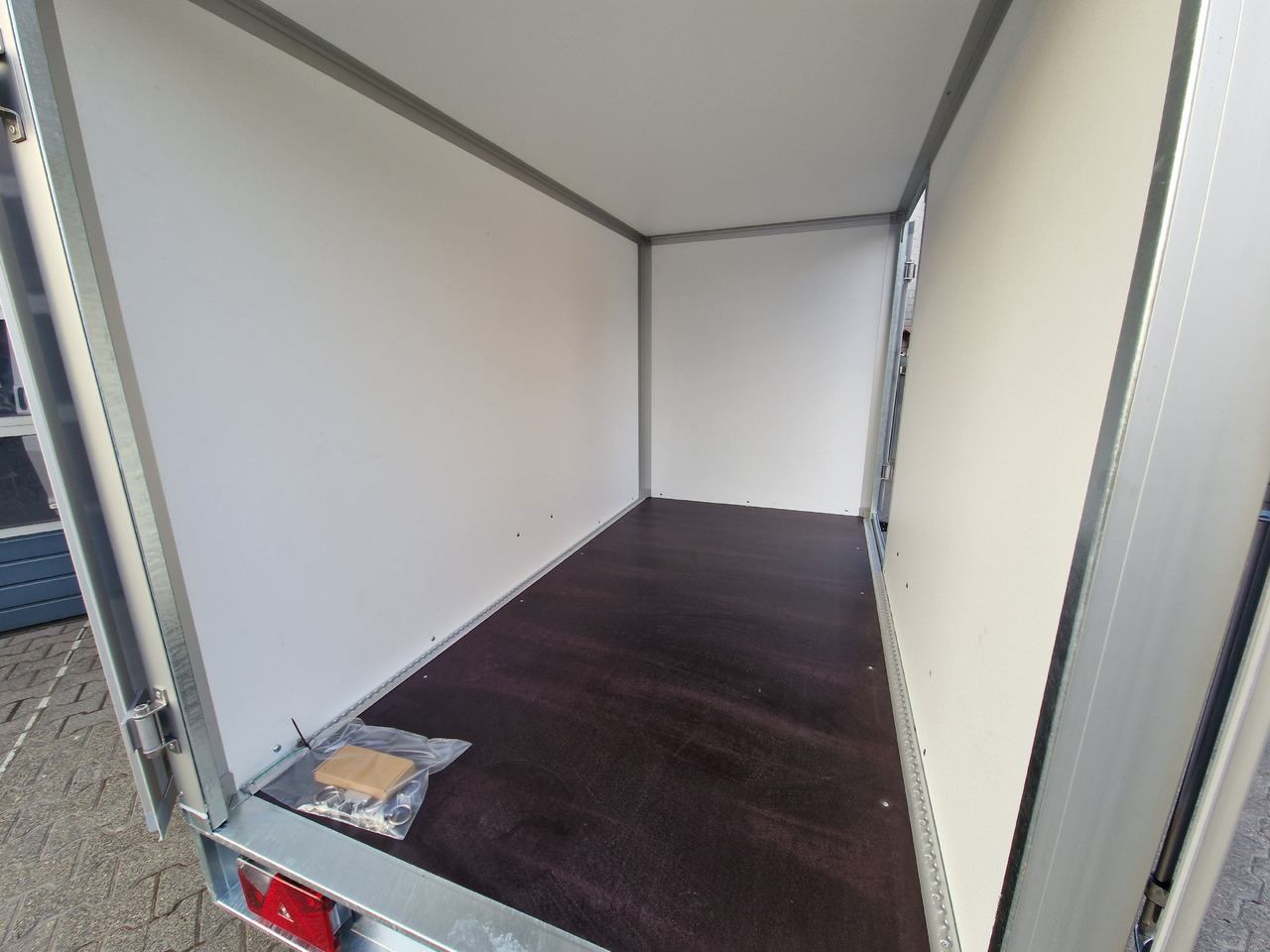 Saris Koffer GO 256 134 1350 1 GFK grau Seitentür (S) 1300kg Modell 2024 - Varevogn påhængsvogn: billede 5 Saris Koffer GO 256 134 1350 1 GFK grau Seitentür (S) 1300kg Modell 2024 - Varevogn påhængsvogn: billede 5