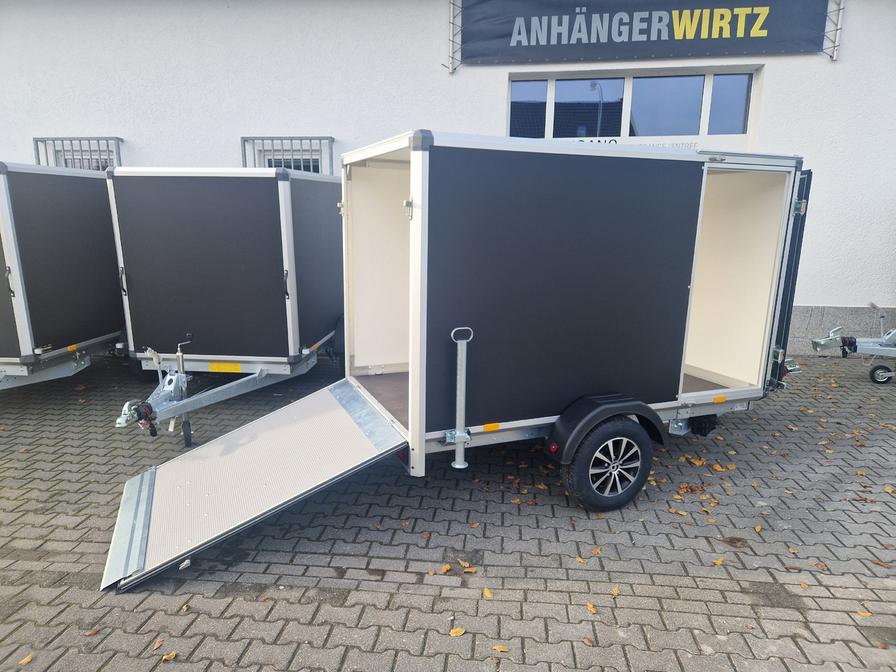 Variant C1315 C2 Edition black 258x148x157cm Aluf. Heckrampe Seitentür 1350kg 100 km/H black deal - MC-trailer: billede 2 Variant C1315 C2 Edition black 258x148x157cm Aluf. Heckrampe Seitentür 1350kg 100 km/H black deal - MC-trailer: billede 2