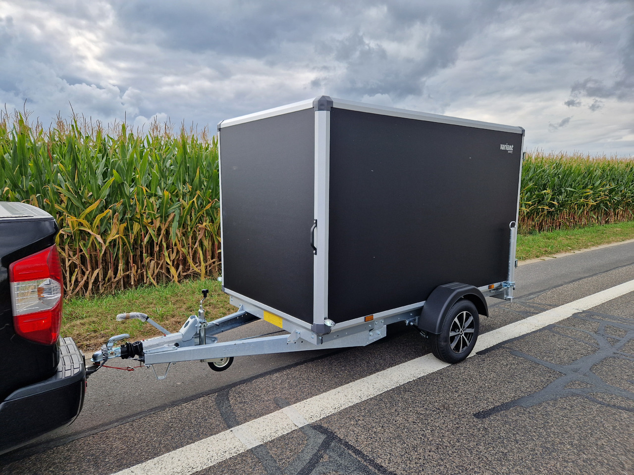Variant C1315 C2 Edition black 258x148x157cm Alufelgen darkline 1350kg 100km/H 2024 black deal - Varevogn påhængsvogn: billede 2 Variant C1315 C2 Edition black 258x148x157cm Alufelgen darkline 1350kg 100km/H 2024 black deal - Varevogn påhængsvogn: billede 2