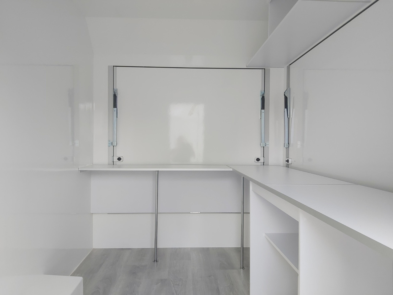 Verkaufsanhänger VK 302 200 aero retro 300cm 2 Verkaufsklappen Multi Theke 230V PVC Boden (M) 1300kg - Salgsvogn: billede 5 Verkaufsanhänger VK 302 200 aero retro 300cm 2 Verkaufsklappen Multi Theke 230V PVC Boden (M) 1300kg - Salgsvogn: billede 5