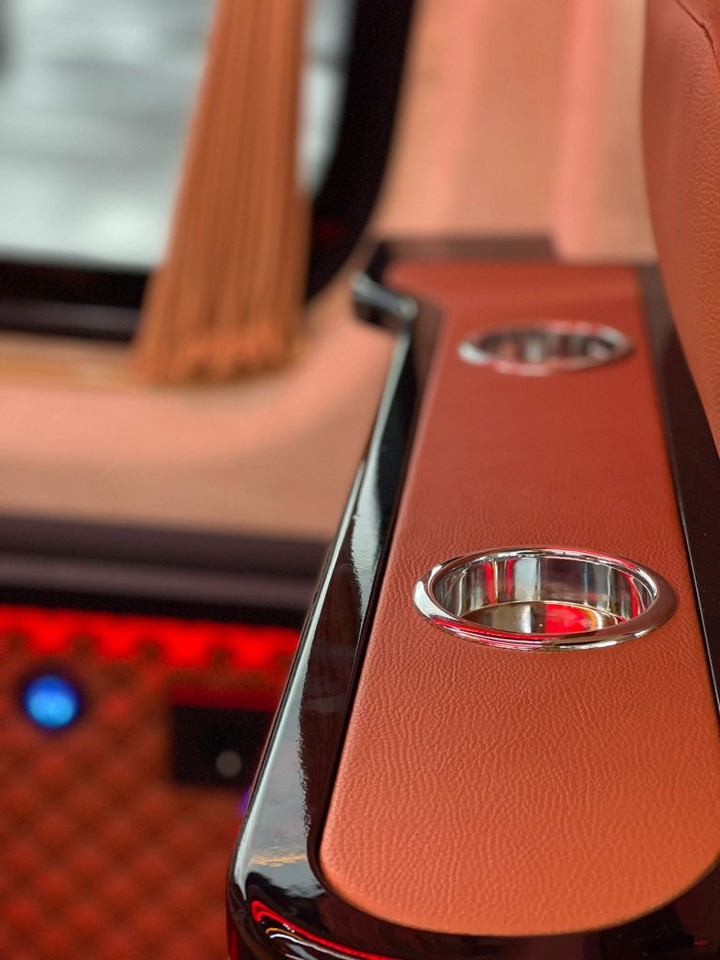 Leje en Mercedes Sprinter 519 CDI 2.2L Diesel Automatic VIP Mercedes Sprinter 519 CDI 2.2L Diesel Automatic VIP: billede 10