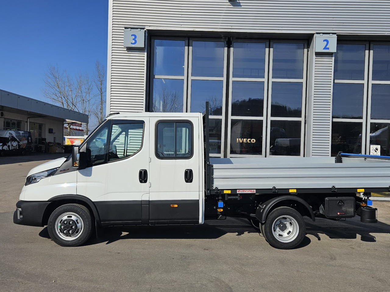 IVECO Daily 35C16H3.0 D - Ladbil med tip, Mandskabsbil: billede 2 IVECO Daily 35C16H3.0 D - Ladbil med tip, Mandskabsbil: billede 2