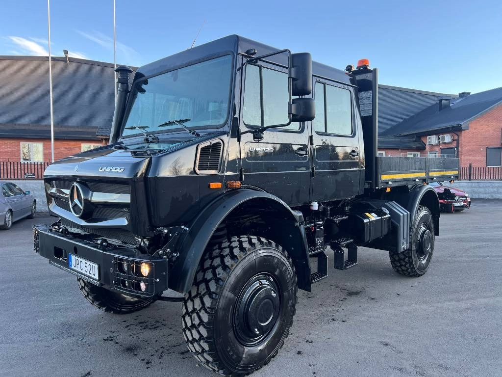 Mercedes-Benz Unimog - Lastbil med lad, Lastbil med kran: billede 1 Mercedes-Benz Unimog - Lastbil med lad, Lastbil med kran: billede 1