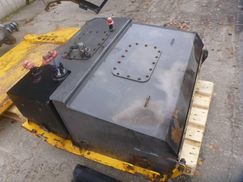 Volvo L 180 H Bränsletank, voe11154152 - Ramme/ Chassis for Entreprenørmaskin: billede 2 Volvo L 180 H Bränsletank, voe11154152 - Ramme/ Chassis for Entreprenørmaskin: billede 2
