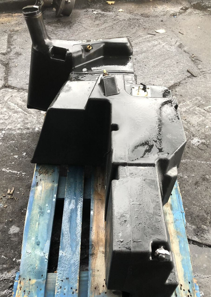 New Holland zbiornik paliwa/New Holland 6010-bak paliwa - Brændstoftank for Landbrugsmaskine: billede 2 New Holland zbiornik paliwa/New Holland 6010-bak paliwa - Brændstoftank for Landbrugsmaskine: billede 2