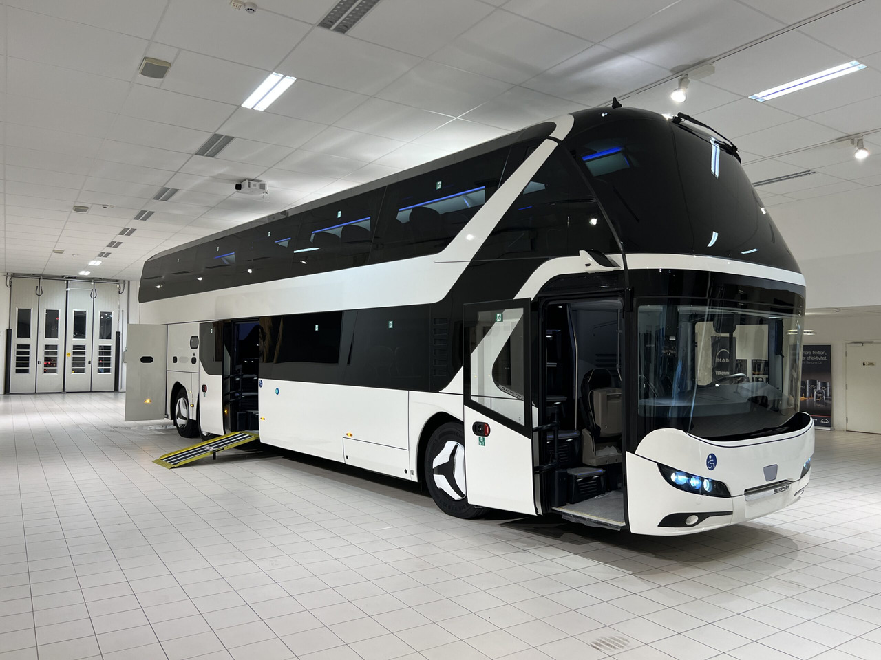 NEOPLAN SKYLINER P06 Euro 6E V.I.P / Exclusive Class (Dark Edition) - Turistbus: billede 1 NEOPLAN SKYLINER P06 Euro 6E V.I.P / Exclusive Class (Dark Edition) - Turistbus: billede 1