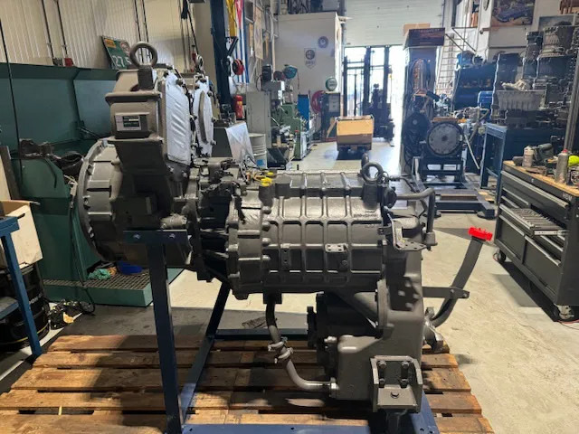 Komatsu Grader GD825A-2 WA500-6 - Gearkasse: billede 1 Komatsu Grader GD825A-2 WA500-6 - Gearkasse: billede 1