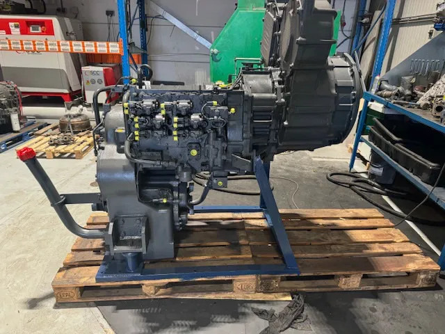 Komatsu Grader GD825A-2 WA500-6 - Gearkasse: billede 2 Komatsu Grader GD825A-2 WA500-6 - Gearkasse: billede 2