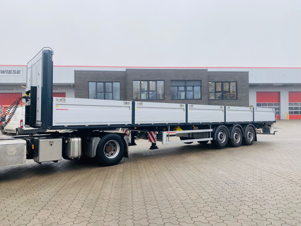 Kässbohrer Bordwandauflieger Twistlocks - Åben sættevogn: billede 1 Kässbohrer Bordwandauflieger Twistlocks - Åben sættevogn: billede 1