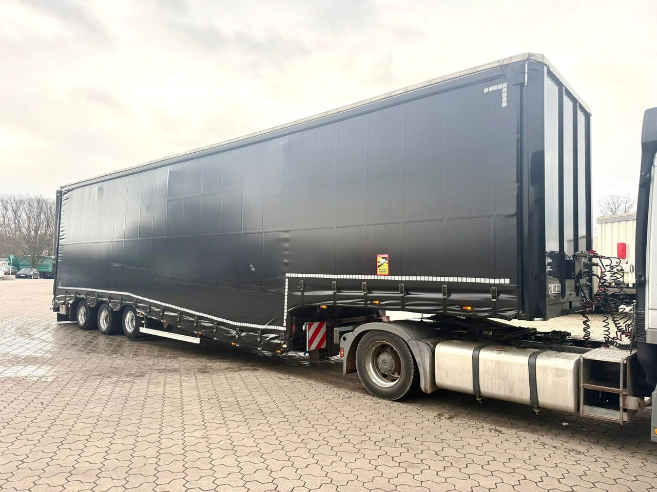 Tiefbett Stufensattel mit Auffahrrampe 25T - Gardintrailer: billede 5 Tiefbett Stufensattel mit Auffahrrampe 25T - Gardintrailer: billede 5