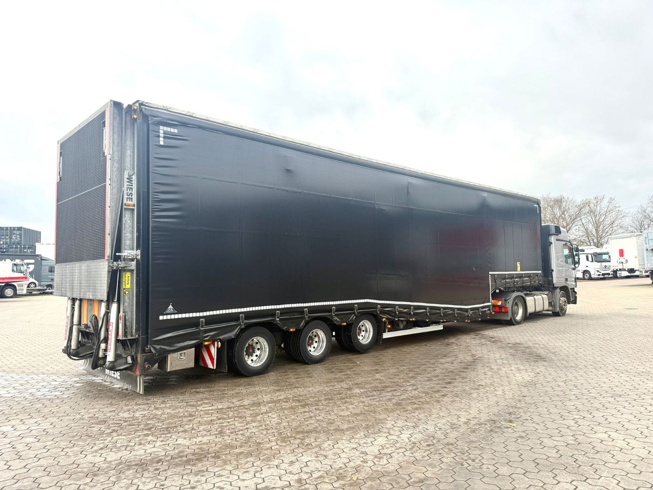 Tiefbett Stufensattel mit Auffahrrampe 25T - Gardintrailer: billede 3 Tiefbett Stufensattel mit Auffahrrampe 25T - Gardintrailer: billede 3