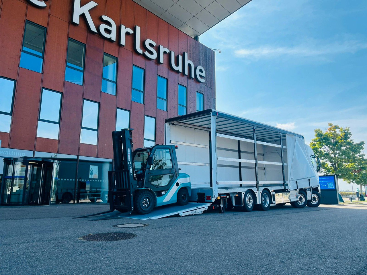 Volvo FH 500 Gabelstaplertransporter LBW Dhollandia 9t - Lastbil med presenning: billede 4 Volvo FH 500 Gabelstaplertransporter LBW Dhollandia 9t - Lastbil med presenning: billede 4