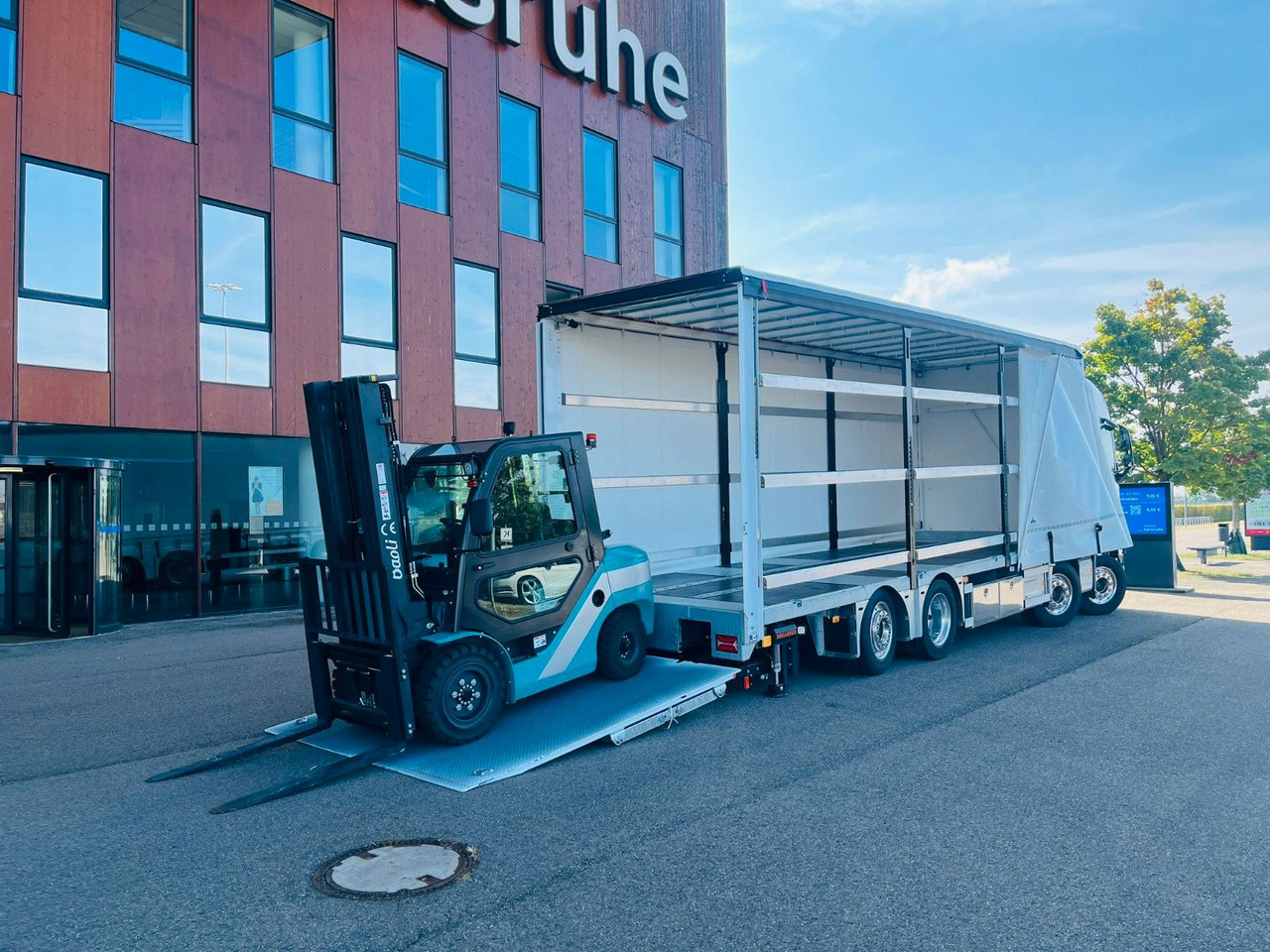 Volvo FH 500 Gabelstaplertransporter LBW Dhollandia 9t - Lastbil med presenning: billede 1 Volvo FH 500 Gabelstaplertransporter LBW Dhollandia 9t - Lastbil med presenning: billede 1