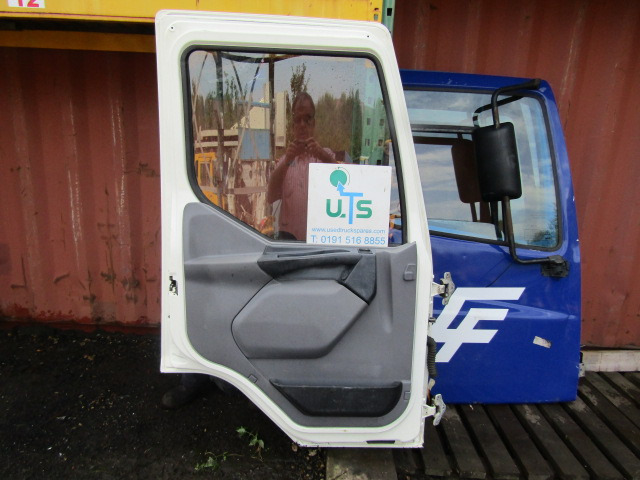 DAF LF 45/55 NEARSIDE (PASSENGER) COMPLETE DOOR - Førerhus og interiør for Lastbil: billede 2 DAF LF 45/55 NEARSIDE (PASSENGER) COMPLETE DOOR - Førerhus og interiør for Lastbil: billede 2