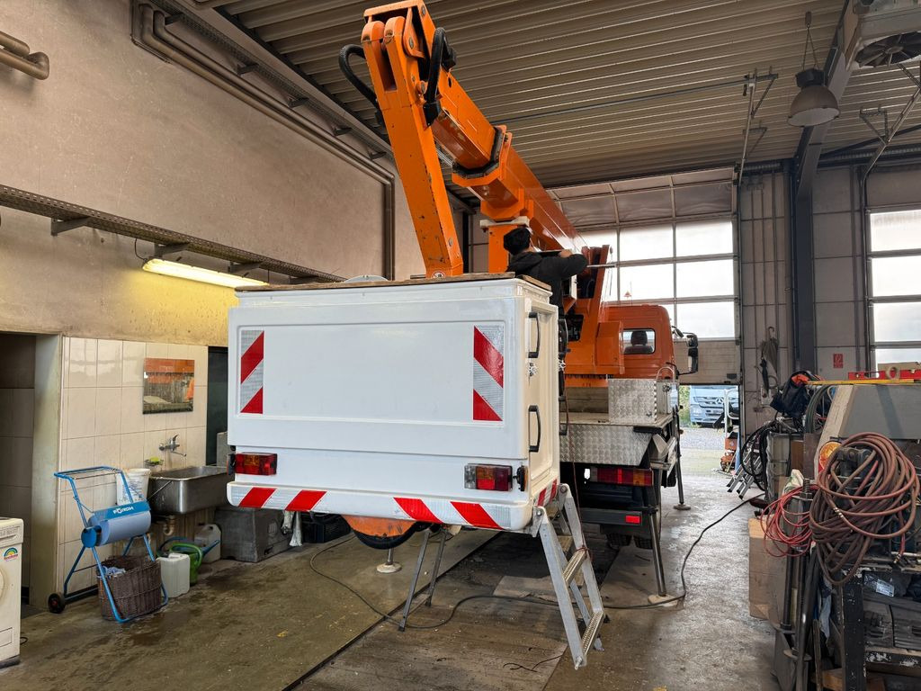 Mercedes-Benz 815 4x2 Hubarbeitsbühne Wumag 170 high 17 m - Lastbil med mandskabslift, Varebil: billede 4 Mercedes-Benz 815 4x2 Hubarbeitsbühne Wumag 170 high 17 m - Lastbil med mandskabslift, Varebil: billede 4