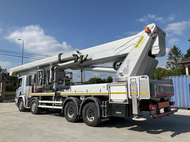 Scania P410LB - Lastbil med mandskabslift: billede 2 Scania P410LB - Lastbil med mandskabslift: billede 2